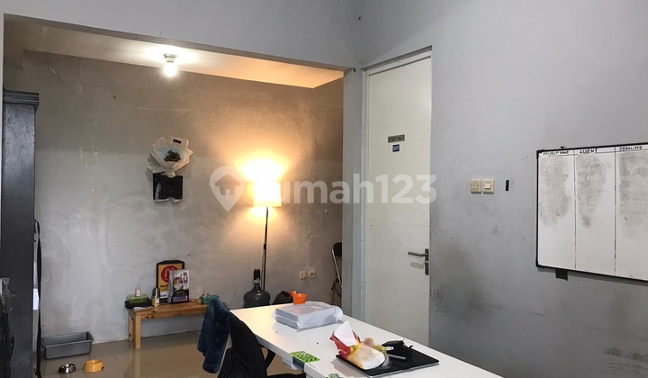 ruang keluarga rumah 2 lantai di villa