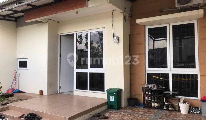 tampak depan rumah 2 lantai di villa