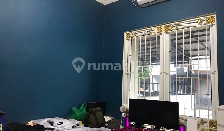 ruang keluarga rumah 2 lantai di villa