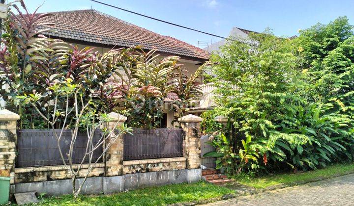 tampak depan rumah 2 lantai di bukit