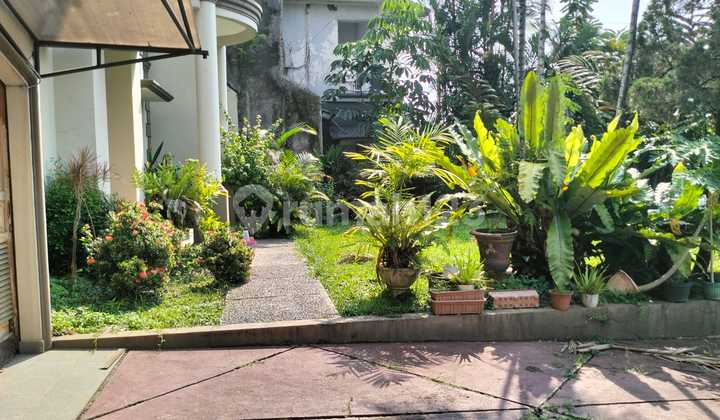tampak depan rumah 2 lantai di bukit