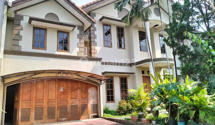 tampak depan rumah 2 lantai di bukit
