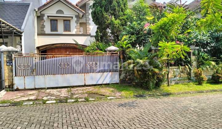 tampak depan rumah 2 lantai di bukit