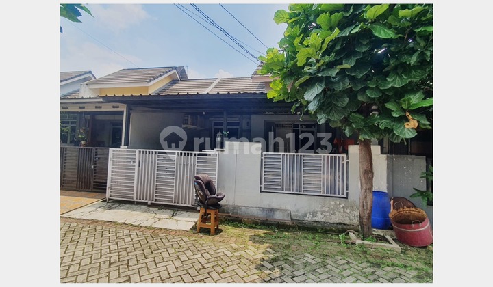 tampak depan dijual rumah tinggal di villa