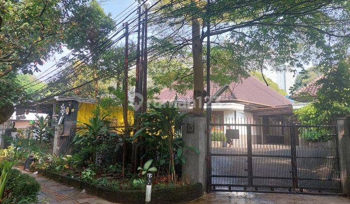 Rumah di Sayap Dago Bergaya Kolonial Dengan Taman Depan Belakang 1