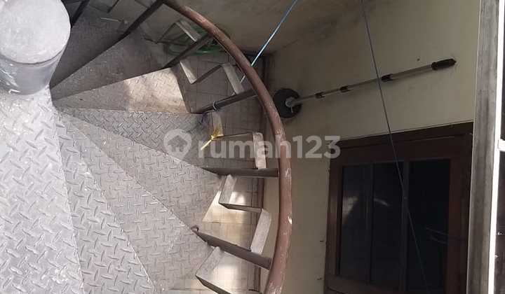 Rumah Lama Terawat Komplek Antapani Bandung