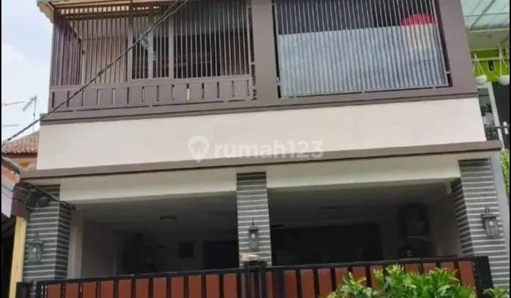 Rumah Apik 3 Lantai di Perumahan Elite Kemang Pratama, Bekasi 1