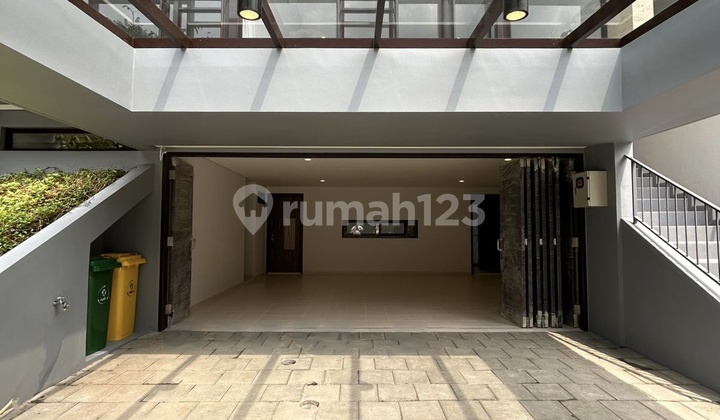 Rumah Siap Huni di Kompleks Eksklusif Jakarta Selatan