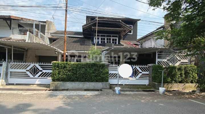 3-Storey House on Jl. Nilem Buah Batu, Bandung City 3-Storey House on Jl. Nilem Buah Batu, Bandung City