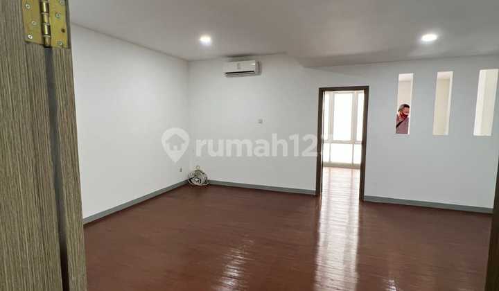 For Sale. 4-Story Shop House, Good Condition, Ready to Use, Affordable Price, Metro Trade Centre. 2