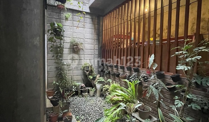 Selling Beautiful Semi-Furnished Well-Maintained House in Ciumbuleuit, Bandung 2