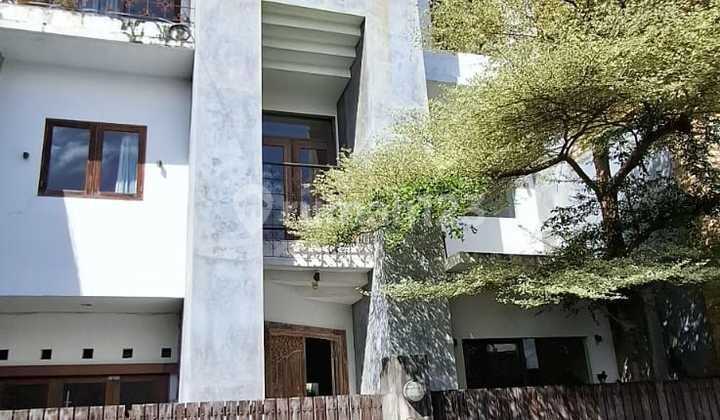 FOR RENT: House opposite TSM Mall, 3 floors, Imam Bonjol area, near the beach.