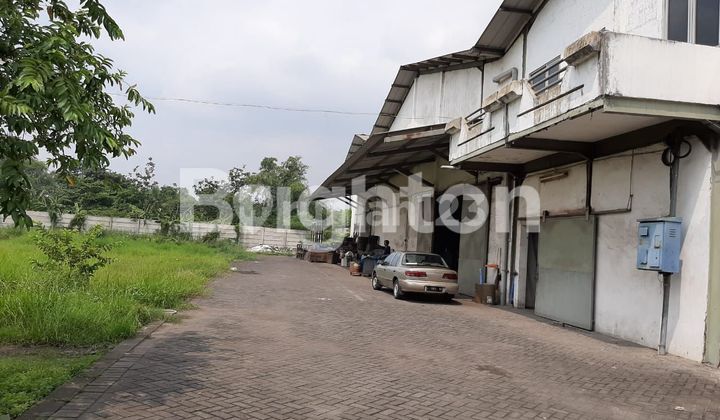 Warehouse for sale in Taman, Sepanjang