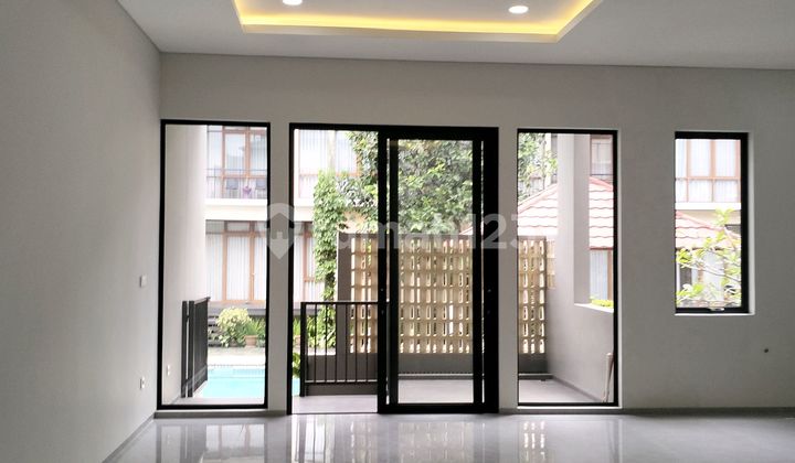 For Sale Three-Story Ready-to-Occupy House with Swimming Pool Facilities in Setraduta Lavida Bandung 1