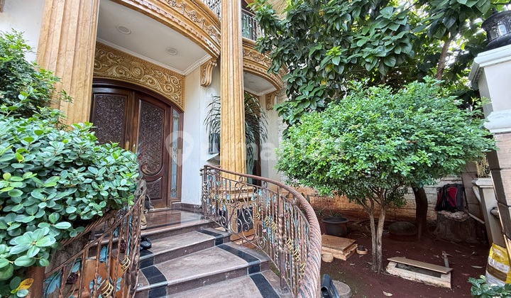 Garden-Facing House in Kelapa Gading Kusuma, Kelapa Gading