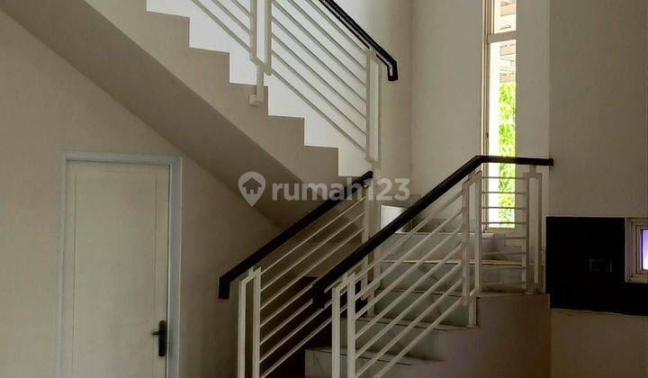 Rumah 2 lantai sudah renovasi siap huni  2