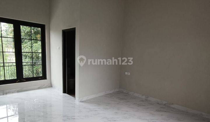 Rumah 2 Lantai Luas Rapi Ada Kolam Renang 2