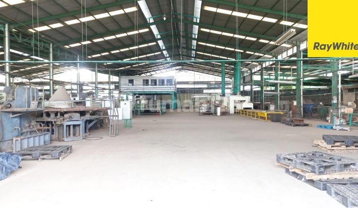 Nice Factory Rental fits 40-foot container on Jl. M. Toha Mauk Nice Factory Rental fits 40-foot container on Jl. M. Toha Mauk