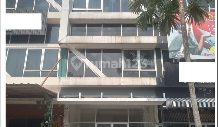 Price Drop for the Crowded Grand Boulevard Shop House