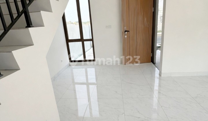 Dijual Rumah Modern Ada Club House di Lausanne Park 2