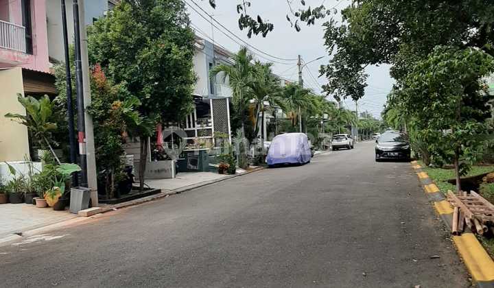 Rumah 2 lt  renovasi depan taman di cluster Harmoni harapan indah 2