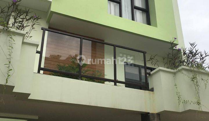 Rumah baru di bangun lokasi di komplek RCTI kebun jeruk jakarta barat bangunan 2,5 lantai mewah 1