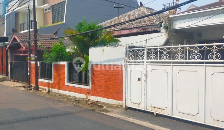 For sale: 1.5-story old house with land in Cempaka Putih Timur, Central Jakarta 2