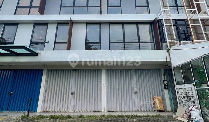 Ruko Baru Manyar Jaya 3 Lt Strategis di Kompleks Perumahan Ramai