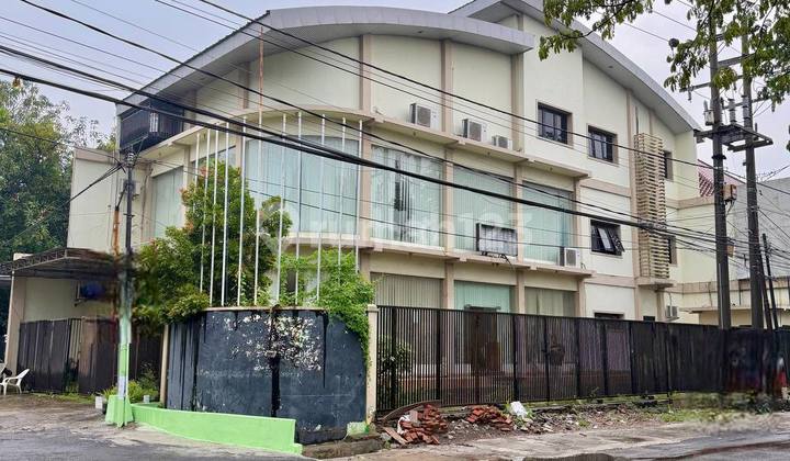 Gedung Raya Gayungsari 3 Lantai Lokasi Strategis Dekat Exit Tol Gedung Raya Gayungsari 3 Lantai Lokasi Strategis Dekat Exit Tol