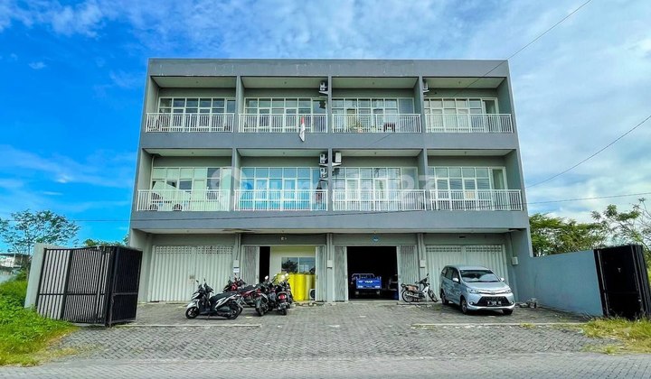 Sewa Ruko di Main Road Dian Istana 3 Lt Strategis Parkiran Luas