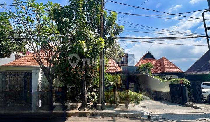 Rumah Usaha Bergaya Colonial di Jl Trunojoyo 3 Lantai Posisi Hoek Rumah Usaha Bergaya Colonial di Jl Trunojoyo 3 Lantai Posisi Hoek