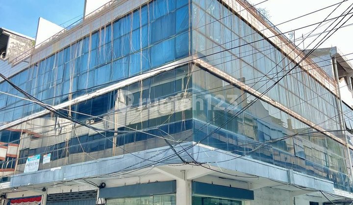 Translate to English: Rent a 4-storey Rmi Ngagel Corner Shop House, Near the Gate, Visible from Outside 2