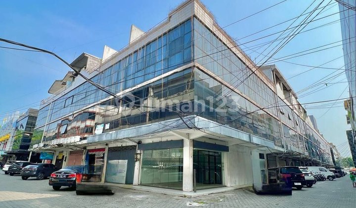 Translate to English: Rent a 4-storey Rmi Ngagel Corner Shop House, Near the Gate, Visible from Outside 1