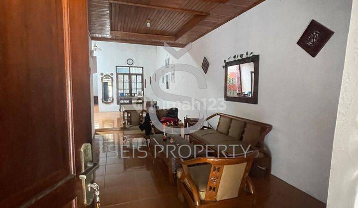 ruang tamu dijual rumah di komplek holis