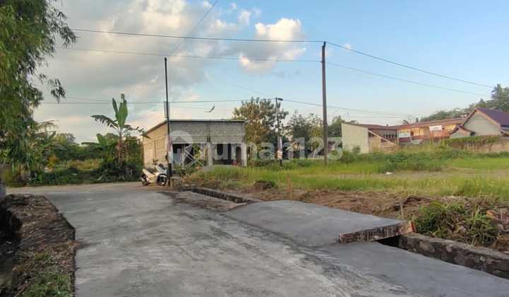 Land near UII Campus Kaliurang, suitable for building a boarding house or homestay. Land near UII Campus Kaliurang, suitable for building a boarding house or homestay.