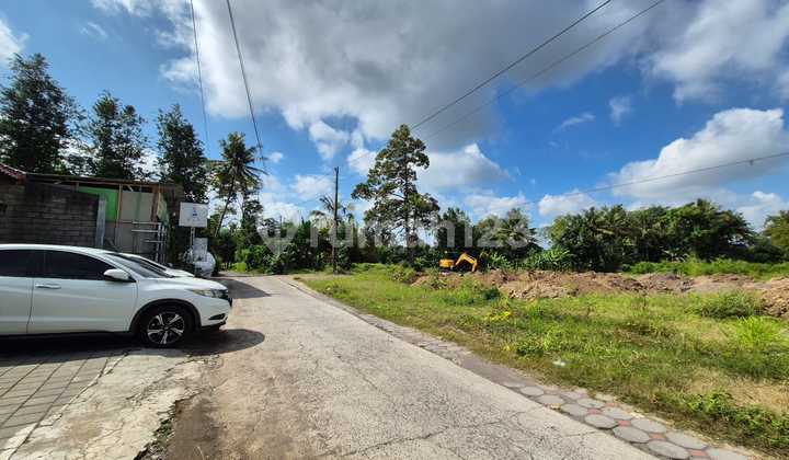 Land near UII Campus Kaliurang, suitable for building a boarding house or homestay. Land near UII Campus Kaliurang, suitable for building a boarding house or homestay.