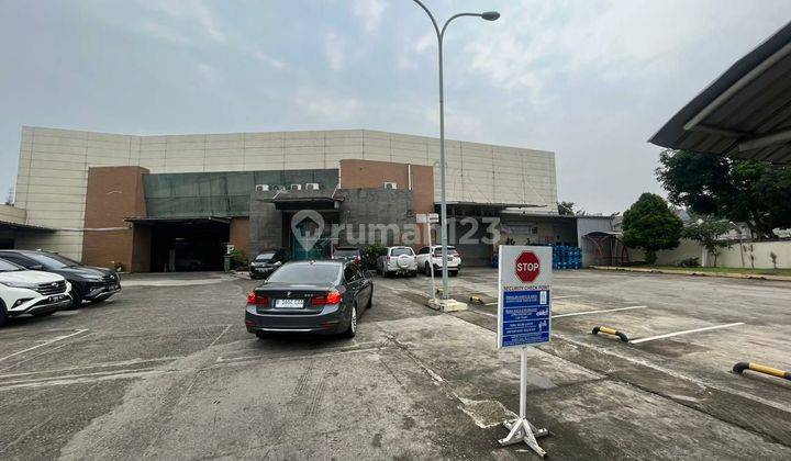 Gudang besar di pinggir jalan Mustika Sari, Bekasi. Jawa Barat
 1