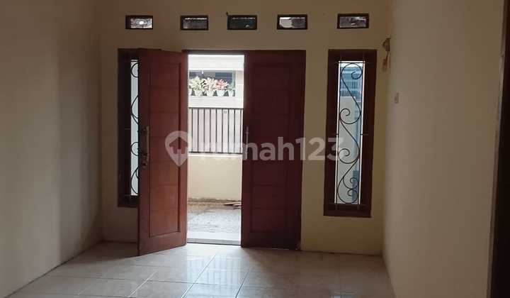 Disewakan Rumah 2 Lantai. Rapih.bersih dan Nyaman. di Pesona Anggrek Bekasi Utama.