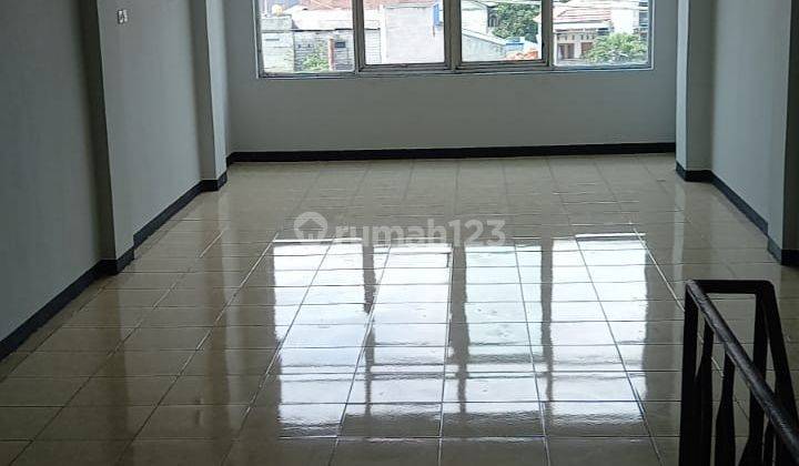 Disewakan ruko 3 lantai di Jl Cinere raya  5