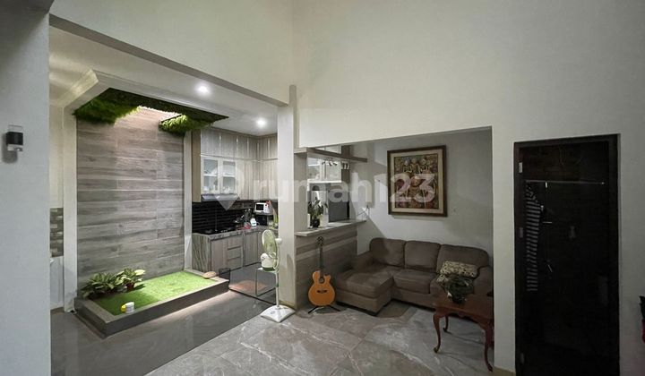 Ready-to-Occupy Hook House in Bintaro Sector 9 - Negotiable!