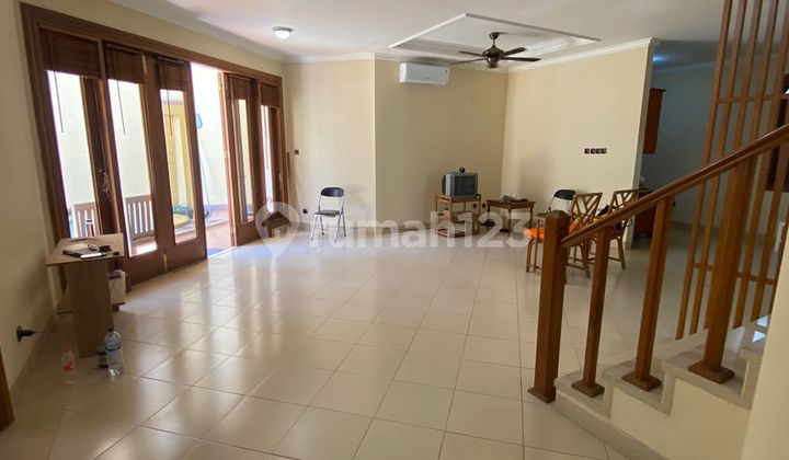 Rumah Mewah Siap Huni dengan Kolam Renang Pribadi di Bintaro Sektor 7 2