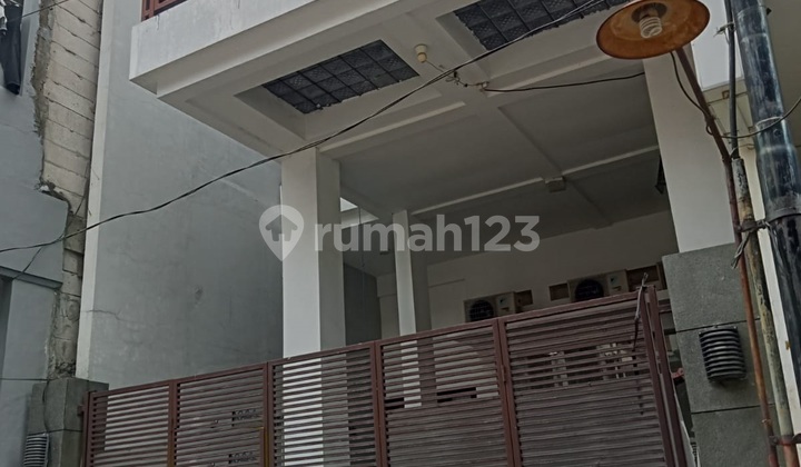 For Sale House on Grogol Genteng Street, Central Surabaya 1