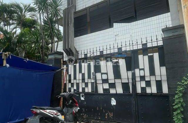 Dijual Rumah 3 Lantai di Nol Jalan Raya Dukuh Kupang Surabaya 1