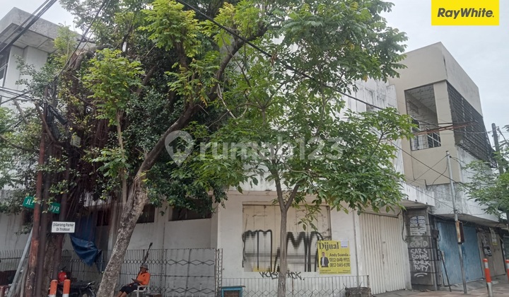 3-Story Shop House for Sale on Jalan Raya Pandegiling, Central Surabaya. 1