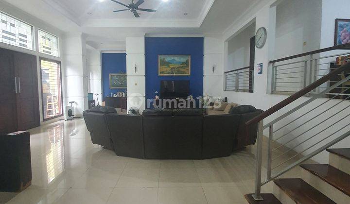 Dijual cepat rumah bagus 3 lantai di Jakarta Barat 1