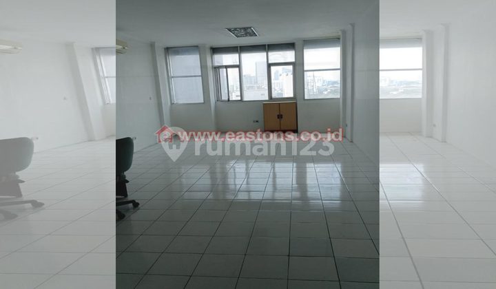 For Sale: Shop House Facing Main Road, Strategic Location, Suitable for Bank etc. in Wolter Monginsidi 2