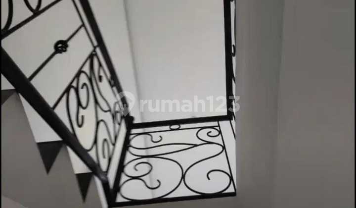 Rumah 2 Lantai Bagus di Hook Sektor 6 Gading Serpong, Tangerang 7