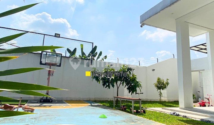 Rumah Dengan Lapangan Basket Pribadi Dan Halaman Luas Di Cinangka