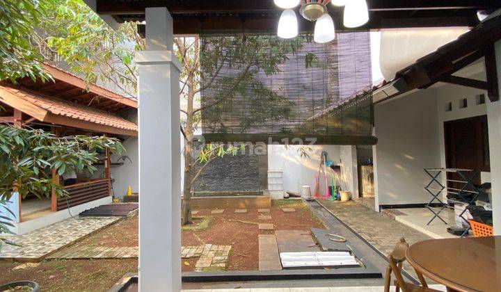 Rumah Dengan Halaman Luas Dan Taman di Dalam Rumah  1