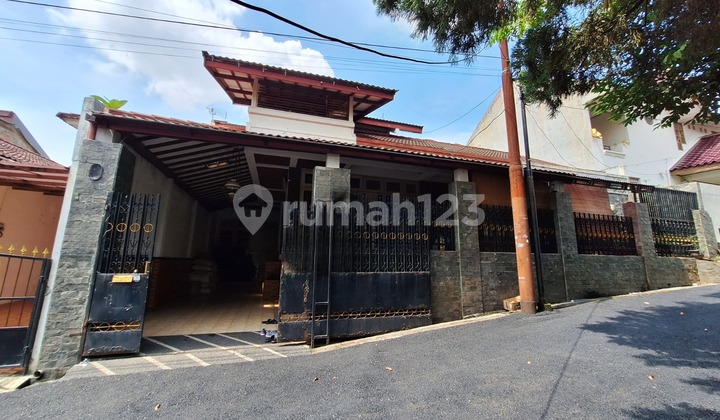 House in the Center of Cinere, a Step Away from Shopping Centers and Toll Roads.